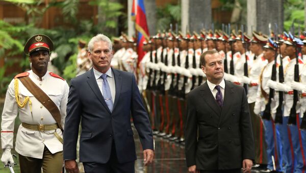 Küba'yı ziyaret eden Rusya Başbakanı Medvedev ve ev sahibi Devlet Başkanı Miguel Diaz-Canel - Sputnik Türkiye