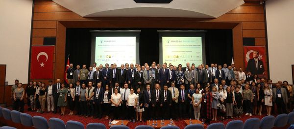 Mühendislik Jeolojisi Derneğinin bu yıl üçüncüsünü düzenlediği Ulusal Mühendislik Jeolojisi ve Jeoteknik Sempozyumu (MÜHJEO 2019), Pamukkale Üniversitesi ev sahipliğinde başladı. - Sputnik Türkiye