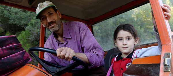 Kızı için yol açan babaya yardım müjdesi - Sputnik Türkiye