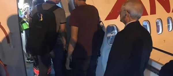 Tarifeli uçakta sırada bekleyen Kılıçdaroğlu, sosyal medyada gündem oldu - Sputnik Türkiye