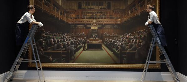 Banksy’nin ‘Devolved Parliament’ (Geri Evrilmiş Parlamento) adlı eseri Banksy’nin ‘Devolved Parliament’ (Geri Evrilmiş Parlamento) adlı eseri - Sputnik Türkiye
