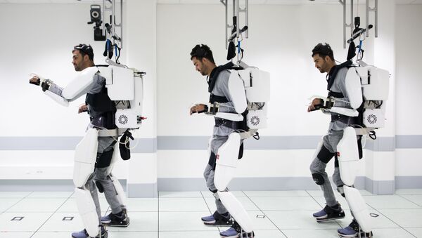 Geçirdiği kazanın ardından felç kalan Thibault, beyin tarafından kontrol edilen mekanik bir dış iskelet (exoskeleton) yardımıyla tekrar yürüdü - Sputnik Türkiye