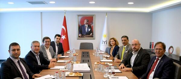 CHP ve İYİ Parti heyetleri, Türkiye Büyük Millet Meclisi (TBMM) Adalet Komisyonu'nda görüşmeleri devam eden Yargı Reformu Paketine ilişkin değerlendirmelerde bulunmak üzere İYİ Parti Genel Merkezi'nde bir araya geldi. CHP Genel Başkan Yardımcısı Muharrem Erkek, CHP Ankara Milletvekili Murat Emir ve CHP İstanbul Milletvekili Zeynel Emre'den oluşan heyet, İYİ Parti Hukuk ve Seçim İşleri Başkanı Nuri Okutan, Genel Sekreter Uğur Poyraz ve İYİ Parti Edirne Milletvekili Orhan Çakırlar'dan oluşan heyet ile görüştü. - Sputnik Türkiye