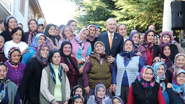 CHP Genel Başkanı Kemal Kılıçdaroğlu, Bolu'nun Kıbrıscık ilçesini ziyaret etti. Kılıçdaroğlu, ilçedeki kadınlarla hatıra fotoğrafı çektirdi. - Sputnik Türkiye
