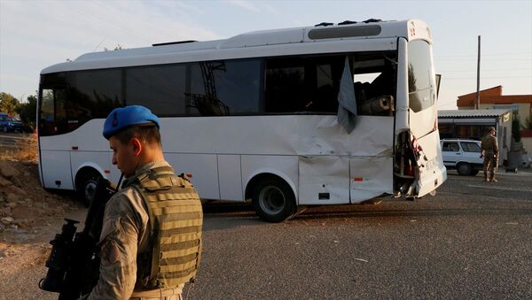 Şanlıurfa'da askeri midibüs ile tırın çarpışması sonucu 15 asker yaralandı. - Sputnik Türkiye