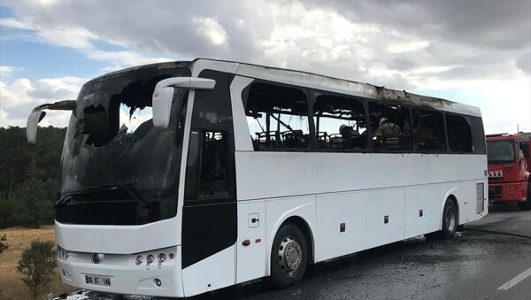 Uşak'ta, Ankara-İzmir otoyolunda, içinde yolcusu bulunmayan özel tur otobüsünde çıkan yangın söndürüldü. - Sputnik Türkiye