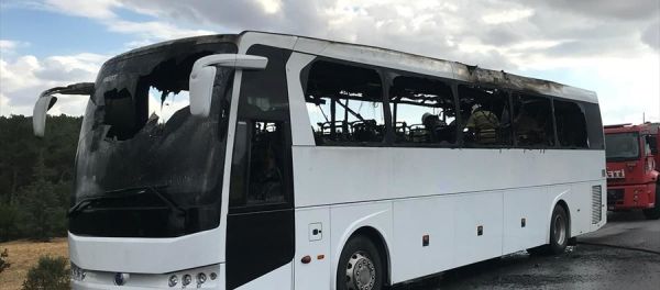 Uşak'ta, Ankara-İzmir otoyolunda, içinde yolcusu bulunmayan özel tur otobüsünde çıkan yangın söndürüldü. - Sputnik Türkiye