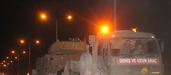 Şanlırfa 20. Zırhlı Tugay Komutanlığı'ndan hareket eden 10 TIR üzerindeki zırhlı araçlar ile içi asker dolu 8 otobüs Suriye sınırındaki Akçakale ilçesine sevk edildi. - Sputnik Türkiye