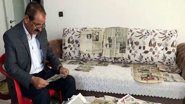 Diyarbakır'da yaşayan 60 yaşındaki Mahmut Bayram, 42 yıldır okuduğu günlük gazetelerdeki 'acı haberleri' kesip, kupür olarak saklıyor. - Sputnik Türkiye