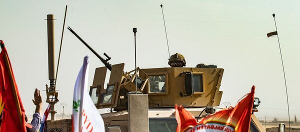 Suriye'deki ABD askerleri - Kürtler, Türkiye operasyonunu protesto ediyor. - Sputnik Türkiye