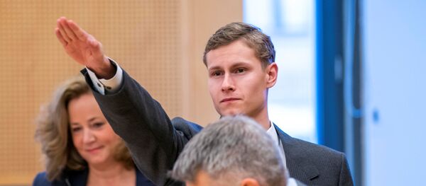 Norveç'in başkenti Oslo yakınlarındaki El-Nur İslam Merkezi Camisi'ne düzenlediği saldırının ardından ‘cinayet ve terör’ ile suçlanan Norveçli Philip Manshaus, çıktığı duruşmada bir kez daha Nazi selamı verdi. - Sputnik Türkiye