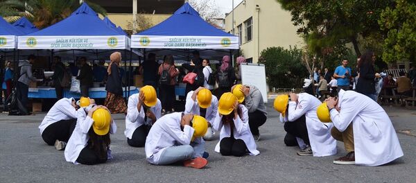 İstanbul Üniversitesi (İÜ) İstanbul Tıp Fakültesi öğrencileri, deprem anı canlandırma İstanbul Üniversitesi (İÜ) İstanbul Tıp Fakültesi öğrencileri, deprem anı canlandırma - Sputnik Türkiye