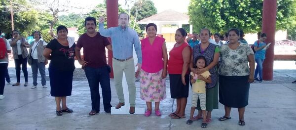 Meksika’da davetli olduğu resmi bir etkinliğe katılamayan Belediye Başkanı Moises Aguilar Torres, kendisini temsil etmesi için karton maketini gönderdi. - Sputnik Türkiye