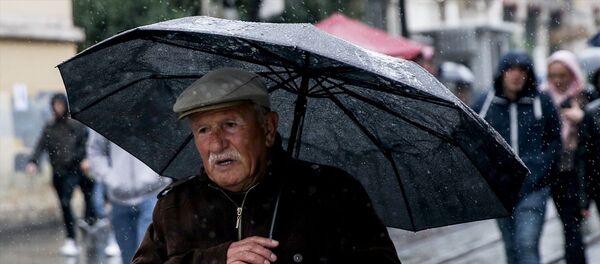 Beyoğlu'nda yağmur altında yaşlı bir dede / amca Beyoğlu'nda yağmur altında yaşlı bir dede / amca - Sputnik Türkiye
