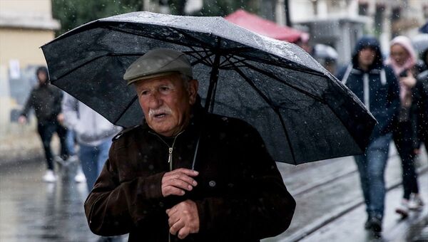 Beyoğlu'nda yağmur altında yaşlı bir dede / amca - Sputnik Türkiye