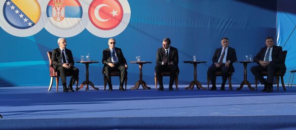 Türkiye Cumhurbaşkanı Recep Tayyip Erdoğan (sol 2), Sırbistan Cumhurbaşkanı Aleksandar Vucic (sol 3) ile toplu açılış ve temel atma törenine katıldı. Türkiye Cumhurbaşkanı Recep Tayyip Erdoğan (sol 2), Sırbistan Cumhurbaşkanı Aleksandar Vucic (sol 3) ile toplu açılış ve temel atma törenine katıldı. - Sputnik Türkiye