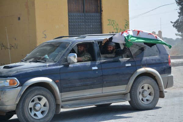 ÖSO militanları Türk askerleriyle birlikte sınırda incelemelerde bulundu - Sputnik Türkiye