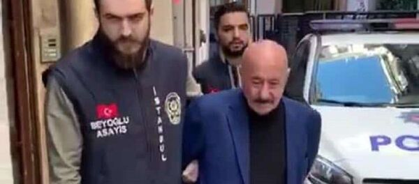 Kızını döven baba, elleri arkadan kelepçelenerek adliyeye götürülmüştü. Kızını döven baba, elleri arkadan kelepçelenerek adliyeye götürülmüştü. - Sputnik Türkiye