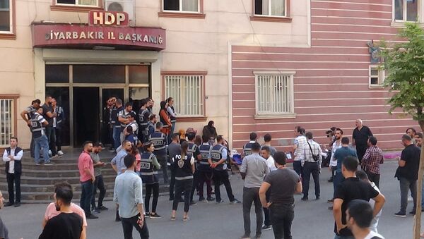 Diyarbakır’da HDP il binası önündeki anneler parti binasına girmek istedi - Sputnik Türkiye