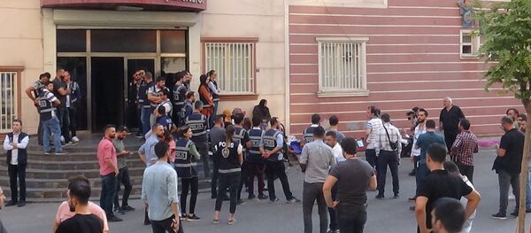 Diyarbakır’da HDP il binası önündeki anneler parti binasına girmek istedi - Sputnik Türkiye