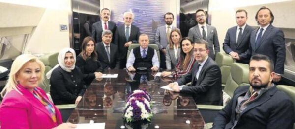 Cumhurbaşkanı Recep Tayyip Erdoğan, Sırbistan dönüşünde Star Haber Genel Yayın Yönetmeni Nazlı Çelik'in de aralarında bulunduğu gazetecilerin sorularını yanıtladı. - Sputnik Türkiye