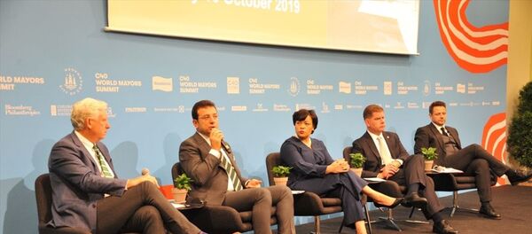 Danimarka'nın başkenti Kopenhag'da organize edilen ve dün başlayan C40 Kentleri Belediye Başkanları Zirvesinin (C40 World Mayors Summit) açılışı, basın toplantısıyla yapıldı. Toplantıya, İmamoğlu'nun yanı sıra Boston Belediye Başkanı Marty Walsh, New Orleans Belediye Başkanı La Toya Centrell, Varşova Belediye Başkanı Rafal Tzaskowski de katıldı. Toplantının moderatörlüğünü de C40 Elçisi ve Kuzey Amerika Bölge Direktörü David Miller katıldı. - Sputnik Türkiye