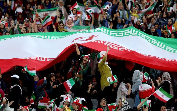İranlı kadın taraftarlar 40 yıllık bir aranın ardından ilk kez bir futbol maçını izlemek için tribüne geldi. - Sputnik Türkiye