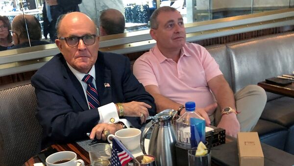 Rudy Giuliani ile Lev Parnas (sağda), Washington'daki Trump International Hotel'de kahve içerken - Sputnik Türkiye
