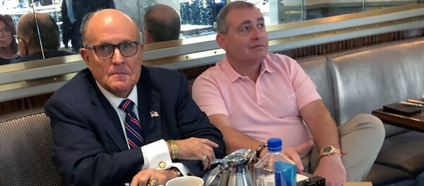 Rudy Giuliani ile Lev Parnas (sağda), Washington'daki Trump International Hotel'de kahve içerken Rudy Giuliani ile Lev Parnas (sağda), Washington'daki Trump International Hotel'de kahve içerken - Sputnik Türkiye