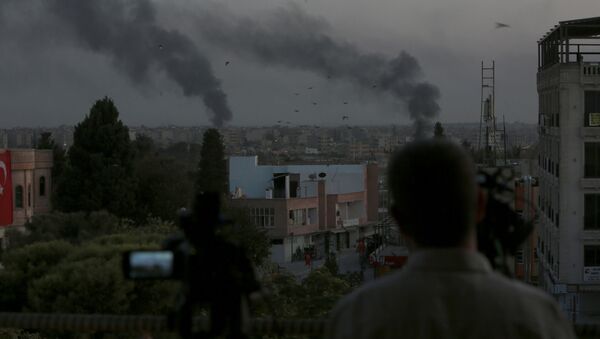 Gazeteciler, yoğun patlama sesleri altında yüksek yerlerden görüntü almaya çalıştı. - Sputnik Türkiye