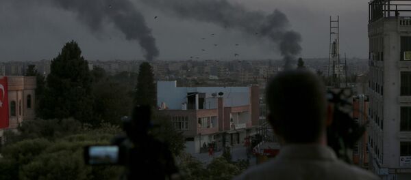 Gazeteciler, yoğun patlama sesleri altında yüksek yerlerden görüntü almaya çalıştı. - Sputnik Türkiye