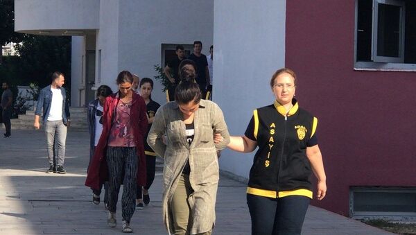 Adana'da röntgen filmiyle kilit dilini içeri iterek kapıları açıp evleri soyan 1'i hamile 3 şüpheli kadın, hırsızlık dedektifleri tarafından suçüstü yakalandı. - Sputnik Türkiye