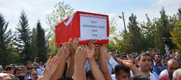 Şanlıurfa'nın Akçakale ilçesine YPG tarafından düzenlenen havanlı ve roketatarlı saldırılarda hayatını kaybeden Suriye uyruklu 9 aylık Muhammed Omar gözyaşları arasında toprağa verildi. - Sputnik Türkiye