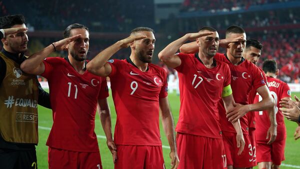 UEFA İletişim Direktörü Philip Townsend, Türkiye A Milli Takımı futbolcularının Arnavutluk maçında attıkları gol sonrası yaptıkları asker selamı için inceleme başlatacaklarını söyledi. - Sputnik Türkiye