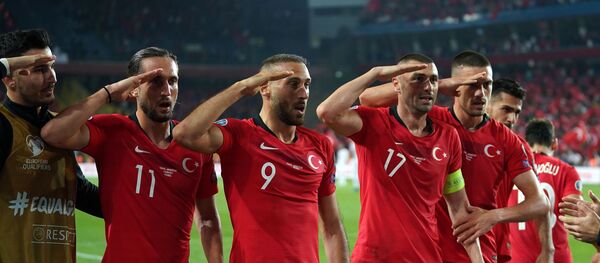 UEFA İletişim Direktörü Philip Townsend, Türkiye A Milli Takımı futbolcularının Arnavutluk maçında attıkları gol sonrası yaptıkları asker selamı için inceleme başlatacaklarını söyledi. - Sputnik Türkiye