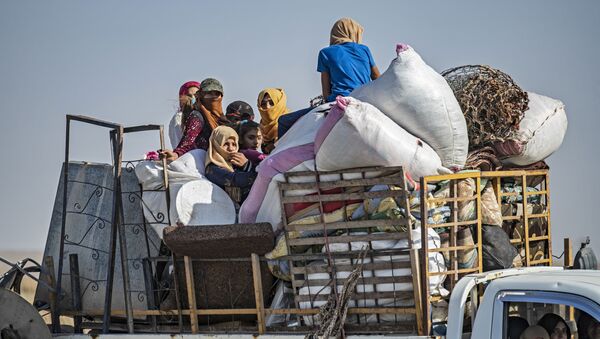 Türkiye'nin Barış Pınarı Harekatı nedeniyle siviller bölgeden göç ediyor. - Sputnik Türkiye
