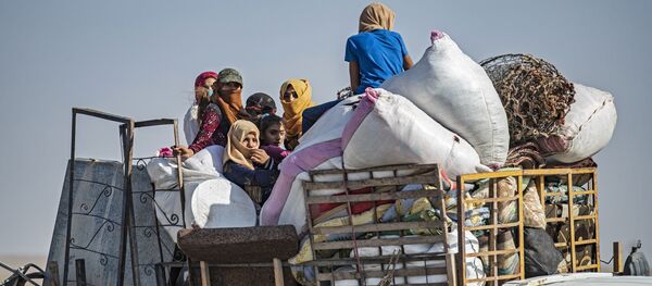 Türkiye'nin Barış Pınarı Harekatı nedeniyle siviller bölgeden göç ediyor. - Sputnik Türkiye