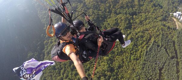 Bursa’da eşinin kendisini ölümle tehdit ettiğini ileri süren 2 çocuk annesi Meryem Karaş, boşanmasını paraşütle atlayarak kutladı. Karaş, paraşütten açtığı pankartla da şiddete tepki gösterdi. Bursa’da eşinin kendisini ölümle tehdit ettiğini ileri süren 2 çocuk annesi Meryem Karaş, boşanmasını paraşütle atlayarak kutladı. Karaş, paraşütten açtığı pankartla da şiddete tepki gösterdi. - Sputnik Türkiye