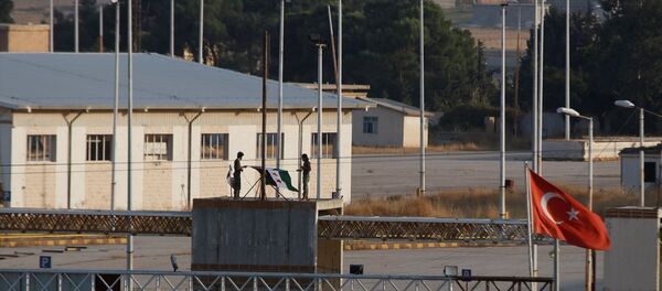 Tel Abyad gümrük kapısı SMO bayrağı - Sputnik Türkiye