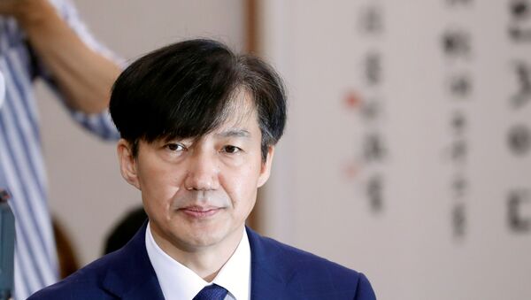 Güney Kore'de ailesinin adı yolsuzluk iddialarına karışan ve uzun süredir istifa çağrısı yapılan Adalet Bakanı Ço Kuk görevinden ayrıldı. - Sputnik Türkiye