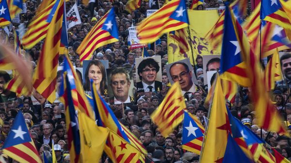 Katalonya'da bağımsızlık yanlısı eylemciler, Katalan liderlerin hapsedilmesini protesto etti.  - Sputnik Türkiye