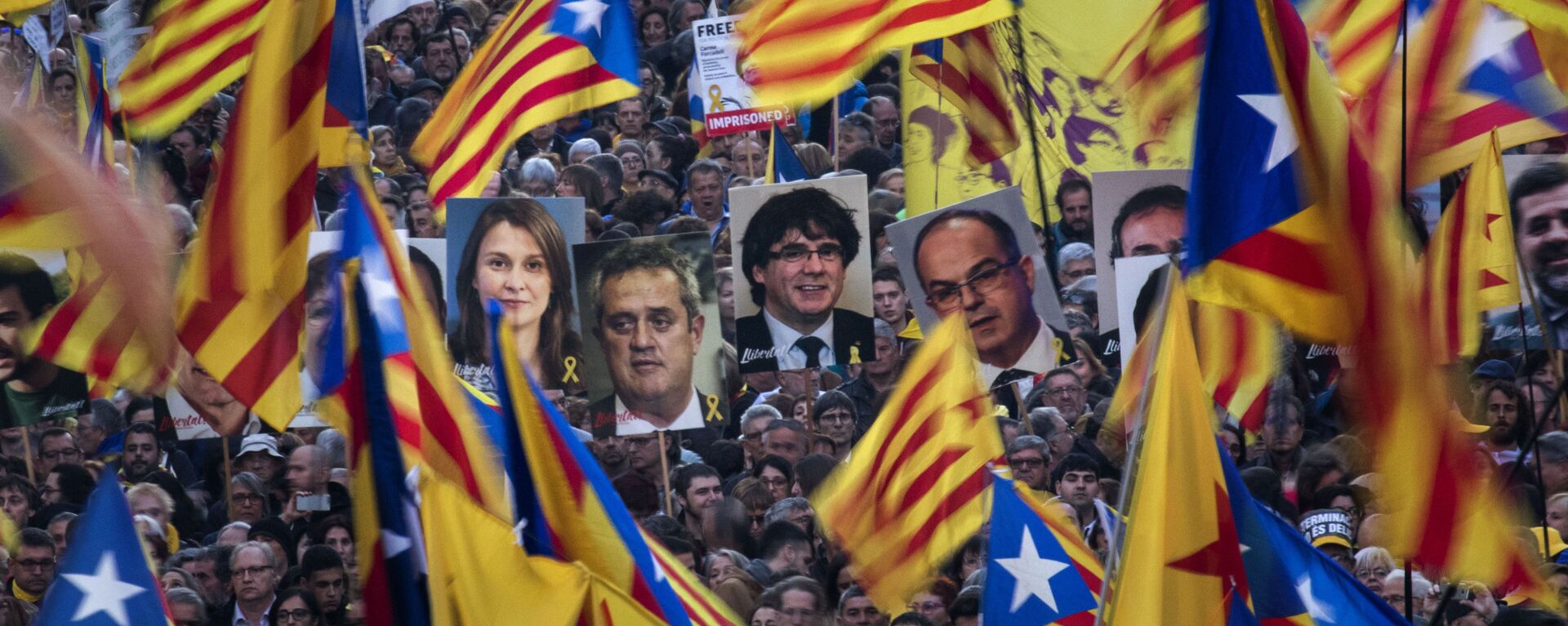 Katalonya'da bağımsızlık yanlısı eylemciler, Katalan liderlerin hapsedilmesini protesto etti.  - Sputnik Türkiye, 1920, 29.10.2020