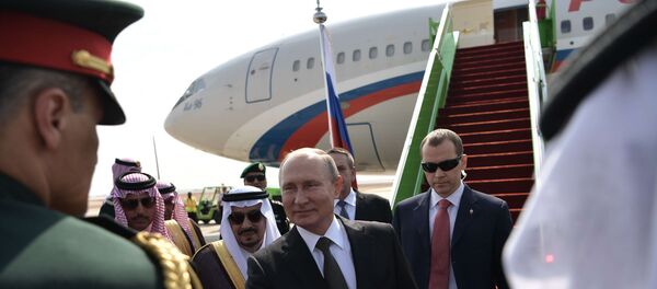 Rusya Devlet Başkanı Vladimir Putin, 2007’den beri ilk kez ziyaret edeceği Suudi Arabistan’a iniş yaptı. Rus lider havalimanında törenle karşılandı. Rusya Devlet Başkanı Vladimir Putin, 2007’den beri ilk kez ziyaret edeceği Suudi Arabistan’a iniş yaptı. Rus lider havalimanında törenle karşılandı. - Sputnik Türkiye