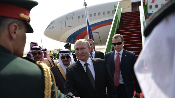 Rusya Devlet Başkanı Vladimir Putin, 2007’den beri ilk kez ziyaret edeceği Suudi Arabistan’a iniş yaptı. Rus lider havalimanında törenle karşılandı. - Sputnik Türkiye