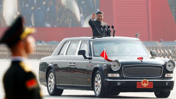 Çin Devlet Başkanı Şi Cinping, gövde gösterisine dönüşen Çin Halk Cumhuriyeti'nin kuruluşunun 70. yıldönümü törenlerinde  - Sputnik Türkiye