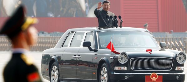 Çin Devlet Başkanı Şi Cinping, gövde gösterisine dönüşen Çin Halk Cumhuriyeti'nin kuruluşunun 70. yıldönümü törenlerinde  - Sputnik Türkiye