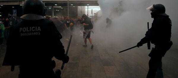 Katalan siyasetçilere verilen cezaları protesto eden göstericilere polis müdahalesi - Sputnik Türkiye