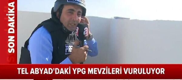 TSK'nin Fırat'ın doğusuna yönelik başlattığı 'Barış Pınarı Hârekatı' devam ederken dün yandaş A Haber Yurt Haber Müdürü Kerim Ulak'ın sınırdan yaptığı yayın sosyal medyada gündem oldu. Ulak'ın başında miğfer ve yere çömelerek yayın yaptığı anlarda TRT muhabirinin rahat bir şekilde ayakta yayın yaptığı anlar tartışma yarattı. - Sputnik Türkiye