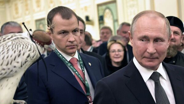 Rusya Devlet Başkanı Vladimir Putin, Kral Selman bin Abdülaziz’e Rusya’dan getirdiği, doğan cinsinden bir kuş olan ak sunguru hediye etti. - Sputnik Türkiye