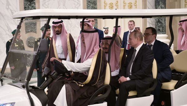 Suudi Arabistan Kralı Selman bin Abdulaziz ile Rusya Devlet Başkanı Vladimir Putin - Sputnik Türkiye